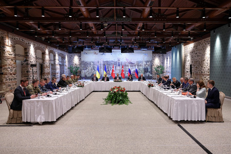 トルコ・イスタンブールで、直接協議に臨むロシア代表団(右)とウクライナ代表団(左)=16日(トルコ外務省提供)(EPA時事)
