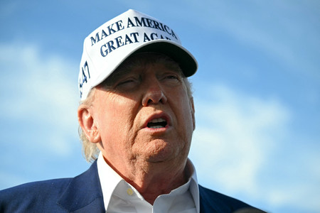 25日、米ニュージャージー州で記者団の取材に応じるトランプ大統領(AFP時事)