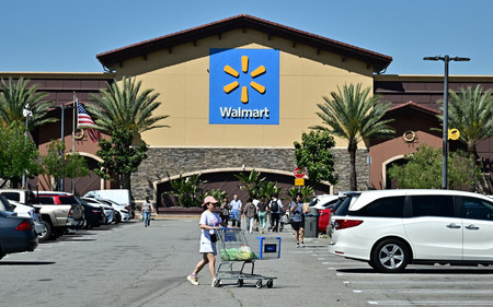 米カリフォルニア州のウォルマートの買い物客ら=4月11日(AFP時事)
