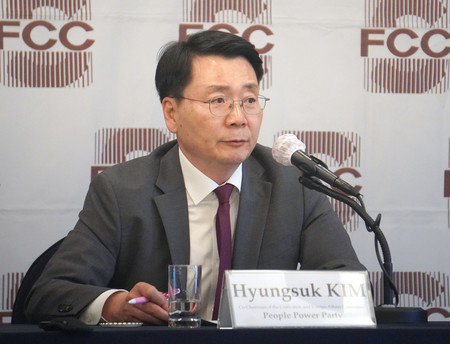記者会見する韓国の金炯錫・元統一省次官=26日、ソウル