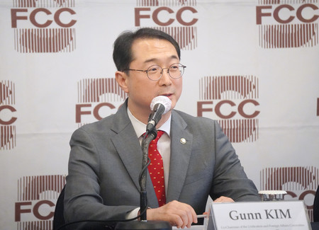 記者会見する韓国保守系与党「国民の力」の金健国会議員=26日、ソウル