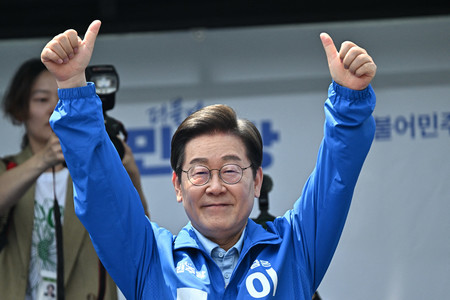 韓国の革新系最大野党「共に民主党」の李在明前代表=26日、ソウル近郊・水原(AFP時事)