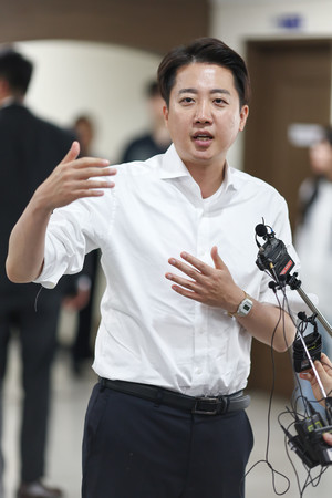 韓国の保守系野党「改革新党」の李俊錫議員=16日、忠清南道天安(EPA時事)