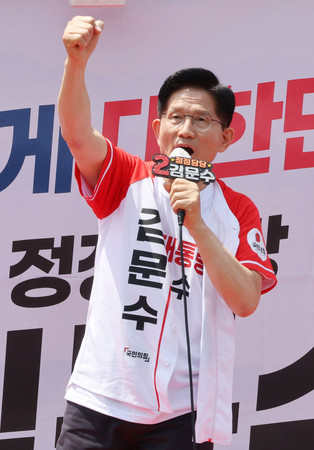 韓国の保守系与党「国民の力」の金文洙前雇用労働相=26日、ソウル近郊・安城(EPA時事)