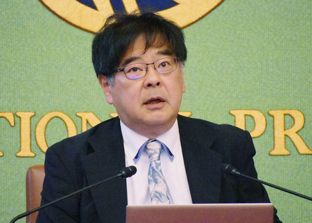 28日、東京都千代田区の日本記者クラブで会見する木宮正史・前東大大学院総合文化研究科教授
