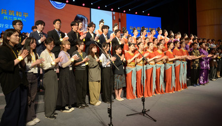 ２９日、北京で開かれた交流イベントで合唱する日中の大学生