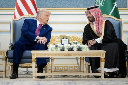 トランプ米大統領（左）とサウジアラビアのムハンマド皇太子＝１３日、リヤド（ＡＦＰ時事）