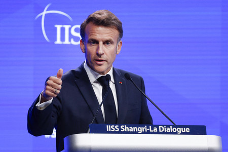 アジア安全保障会議で基調講演するフランスのマクロン大統領＝３０日、シンガポール（ＡＦＰ時事）