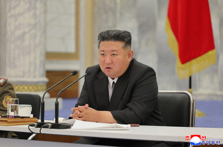 ２８日、平壌で、朝鮮労働党中央軍事委員会の会議に臨む金正恩総書記＝朝鮮中央通信が３０日配信（ＥＰＡ時事）