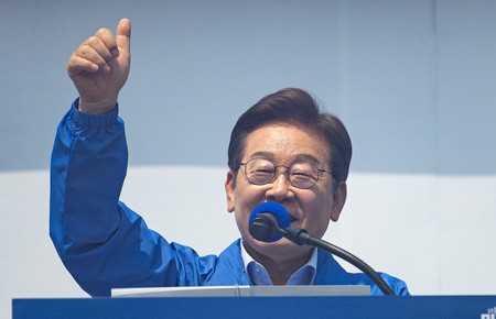 ３０日、韓国北東部江原道・春川で、大統領選の遊説を行う革新系最大野党「共に民主党」候補の李在明前代表（ＥＰＡ時事）