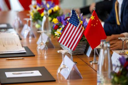 10日、ジュネーブで行われた米中協議の会場に飾られた両国旗(スイス外務省提供・AFP時事)