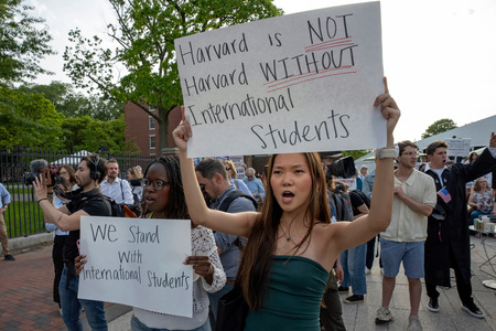 米政権に抗議する学生たち=27日、マサチューセッツ州ケンブリッジ(AFP時事)