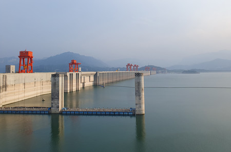 中国湖北省にある三峡ダム＝５月２１日