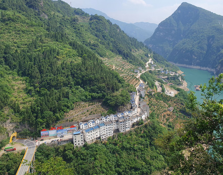 三峡ダムの完成に伴って移住した人が暮らす集合住宅＝５月２１日、中国湖北省