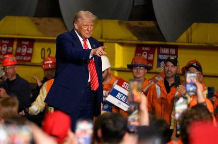 ３０日、米ペンシルベニア州ピッツバーグ近郊のＵＳスチール工場で演説するトランプ大統領（ＡＦＰ時事）