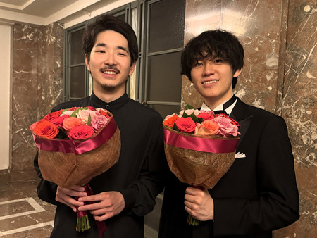 ベルギーのエリザベート王妃国際音楽コンクールのピアノ部門で２位となった久末航さん（左）と５位の亀井聖矢さん＝１日、ブリュッセル