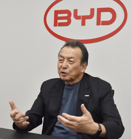 インタビューに応じる比亜迪（ＢＹＤ）日本法人の東福寺厚樹社長＝５月２９日、横浜市