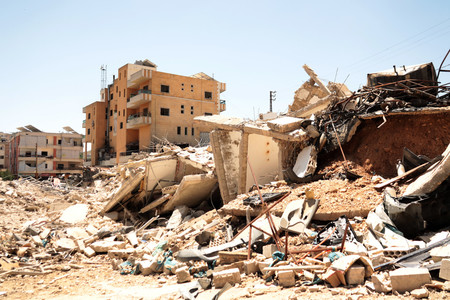 イスラエル軍が５月２２日に行ったレバノンの空爆跡地＝５月２４日、南部ナバティエ