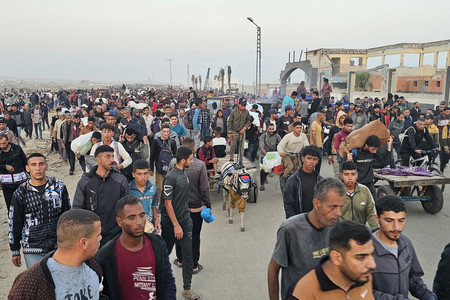 １日、パレスチナ自治区ガザ最南部ラファで、支援物資の配給所から立ち去る住民ら（ＡＦＰ時事）
