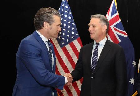 握手するヘグセス米国防長官（左）とマールズ豪副首相兼国防相＝５月３１日、シンガポール（ＥＰＡ時事）