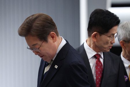 韓国大統領選に立候補している革新系最大野党「共に民主党」の李在明前代表（左）と保守系与党「国民の力」の金文洙前雇用労働相＝５月２３日、ソウル（ＥＰＡ時事）