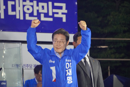 韓国大統領選で最後の遊説を終え、支持者の声援に応える革新系最大野党「共に民主党」の李在明前代表＝２日、ソウル