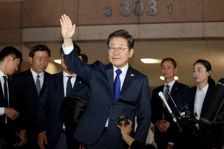 ３日、韓国・ソウル近郊の仁川で、大統領選で当選確実となり手を振る革新系最大野党「共に民主党」の李在明前代表（ロイター時事）