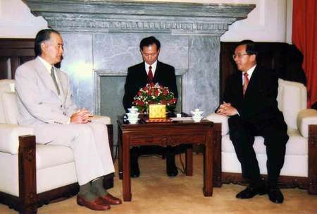 台湾の陳水扁総統(右)と会談する長嶋茂雄・巨人前監督=2001年11月12日、台北(肩書は当時)
