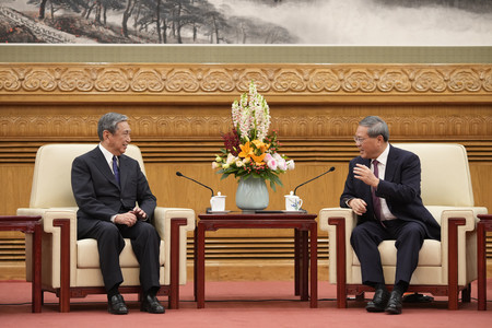 3日、北京の人民大会堂で中国の李強首相(右)と会談する河野洋平元衆院議長(代表撮影・時事)