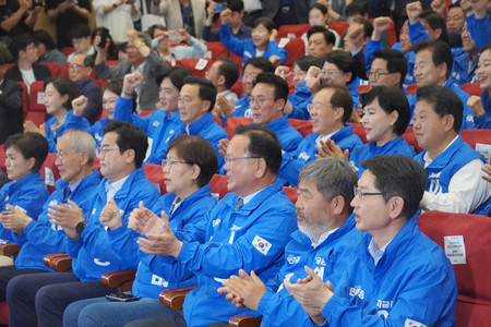 3日夜、ソウル市内の国会で、韓国大統領選に立候補している革新系最大野党「共に民主党」の李在明前代表の優勢が伝えられ、喜ぶ同党幹部ら