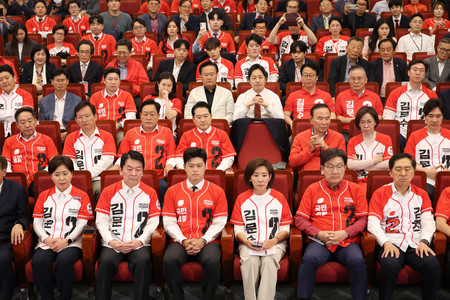3日、ソウル市内の国会で、韓国大統領選に立候補している保守系与党「国民の力」の金文洙前雇用労働相の劣勢が報じられ、静まり返る党幹部ら(EPA時事)