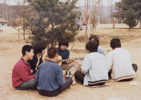 少年時代の李在明氏（左端）＝１９７９年（李氏陣営提供・時事）