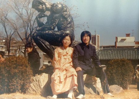 大学入学式での李在明氏（右）＝１９８２年（李氏陣営提供・時事）
