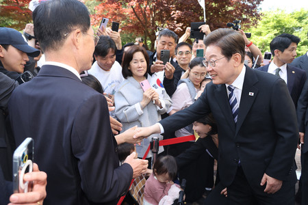 4日、韓国・仁川で、支持者らにあいさつする李在明大統領(AFP時事)