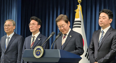４日、ソウルの韓国大統領府で記者会見し、政府高官人事を発表する李在明大統領（中央右）。（左から）国家情報院長に起用された李鍾※（※夾の人が百）・元統一相、首相に起用された金民錫議員ら