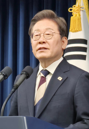 ４日、ソウルの韓国大統領府で記者会見する李在明大統領