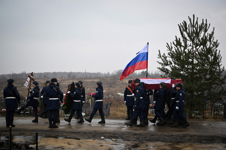 ロシア・トゥーラ州のボゴロジツクにある墓地で行われた戦死したロシア兵の葬儀＝２０２３年３月（ＡＦＰ時事）