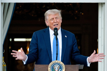 4日、ホワイトハウスで演説するトランプ米大統領(EPA時事)