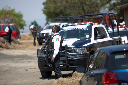 麻薬カルテルの抗争多発を受けて警戒作戦に当たるメキシコの警察官ら=2021年5月、中部ミチョアカン州モレリア(EPA時事)