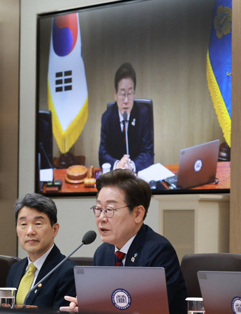 初閣議に臨む韓国の李在明大統領(手前中央)=5日、ソウル(EPA時事)