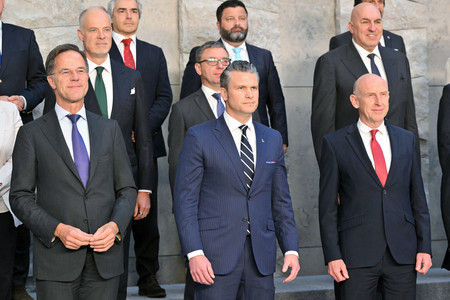 ５日、ブリュッセルで北大西洋条約機構（ＮＡＴＯ）国防相理事会に出席したルッテ事務総長（前列左）やヘグセス米国防長官（同中央）ら（ＡＦＰ時事）