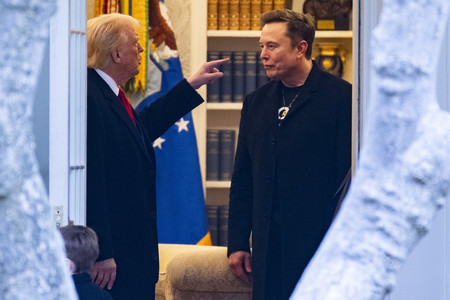 ホワイトハウスで会話するトランプ米大統領（左）と実業家イーロン・マスク氏＝３月１４日、ワシントン（ＡＦＰ時事）