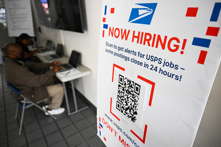 米郵便公社(USPS)がロサンゼルスで行った求人フェア=5月16日(AFP時事)