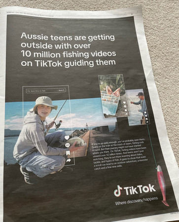 オーストラリアの子供がTikTok(ティックトック)で魚釣りを学んでいると訴える新聞広告=4日、シドニー