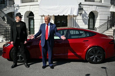 米電気自動車大手テスラの車の前で取材に応じるトランプ米大統領（右）と同社のイーロン・マスク最高経営責任者（ＣＥＯ）＝３月１１日、ワシントン（ＡＦＰ時事）