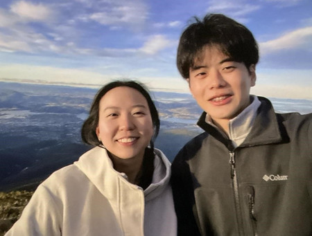 オーストラリア・タスマニア州警察が公表したトヤ・タカヒロさん(右)とリアンドラ・カンさんの写真(同警察ホームページより・時事)