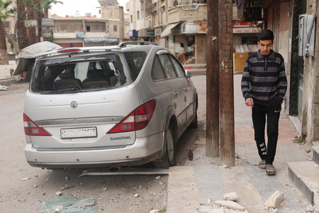 シリアの宗派間の衝突で破壊された自動車＝５月１日、ダマスカス近郊（ＡＦＰ時事）