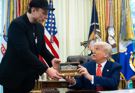 トランプ米大統領(右)とイーロン・マスク氏=5月30日、ワシントン(EPA時事)
