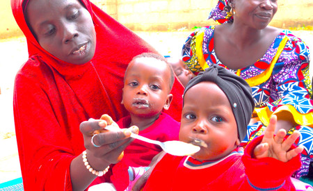 赤十字国際委員会(ICRC)の栄養治療食を食べるナイジェリアの子供たち=2024年8月、ナイジェリア北東部ムビ(ICRC提供)