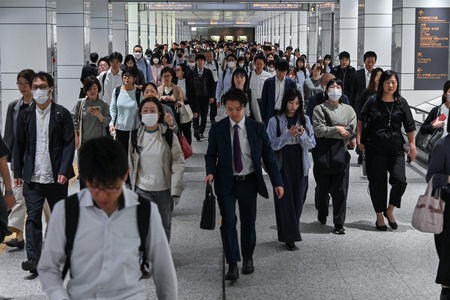 東京の新宿駅近くを歩く通勤客ら（ＡＦＰ時事）